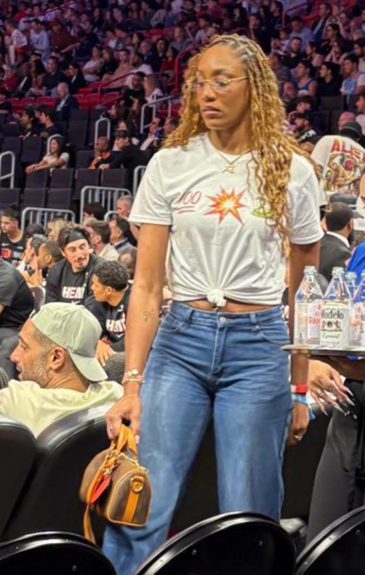 开云新版App下载-声援男友！阿贾·威尔逊穿趣味T恤：张伯伦、阿德巴约、科比