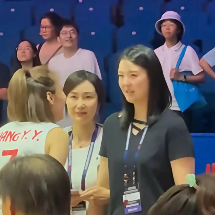 开云APP官网-温柔落幕，向阳而生！张常宁现身世联赛，球迷暖心送祝福|中国女排|泰国女排|王媛媛|唐欣|女排_新浪体育_新浪新闻